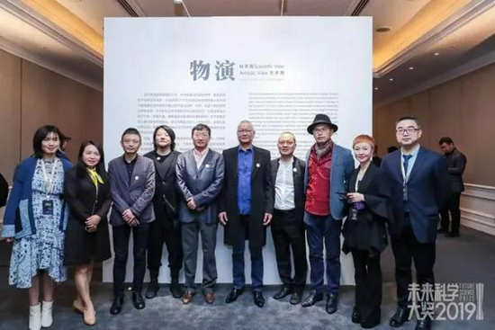 锡纯基金会副总干事沈李立羽（左一）、锡纯基金会发起人李红（左二）、秘书长黎正豪（右一）与“物演_科学观与艺术观”主题展览展览策展人及艺术家合影
