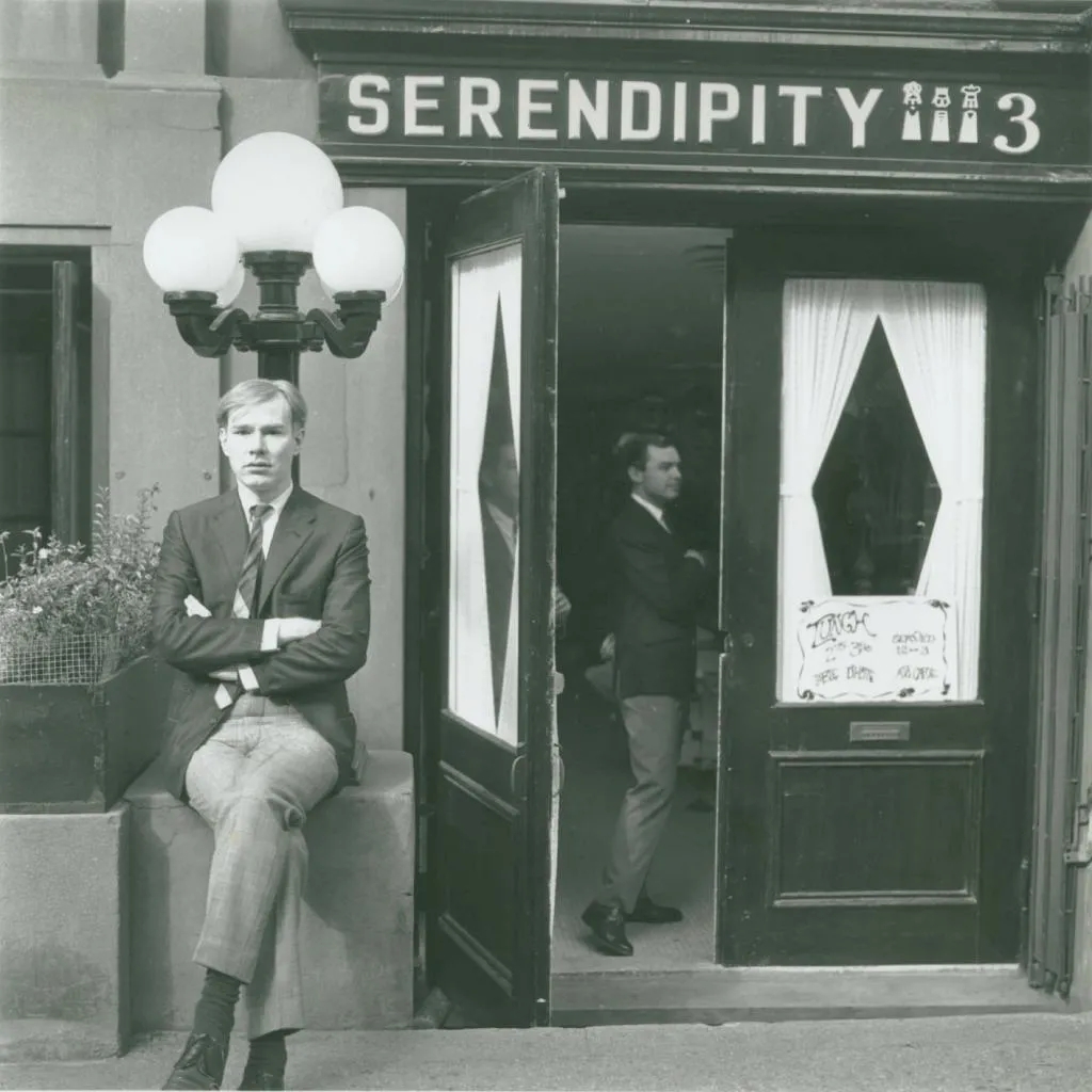 1962年，沃霍尔在餐厅Serendipity 3门前，身后是演员Stephen Bruce