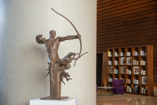 《猎》 Hunting 冯仕华 　　青铜铸造 Casting Bronze；82cm x 68cm x 120cm； 2021