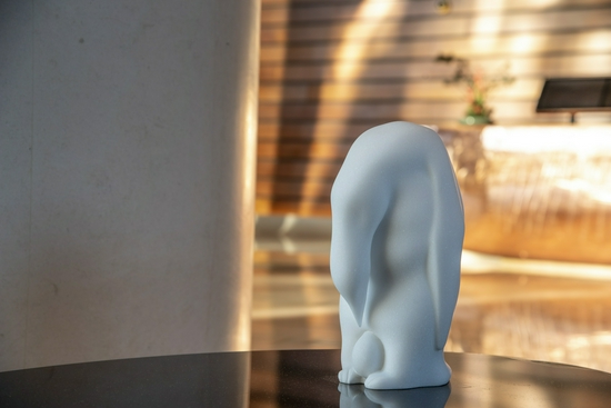 《企》 Expect 刘盛佳 　　汉白玉 White Marble；15cm x 18cm x 30cm；2017