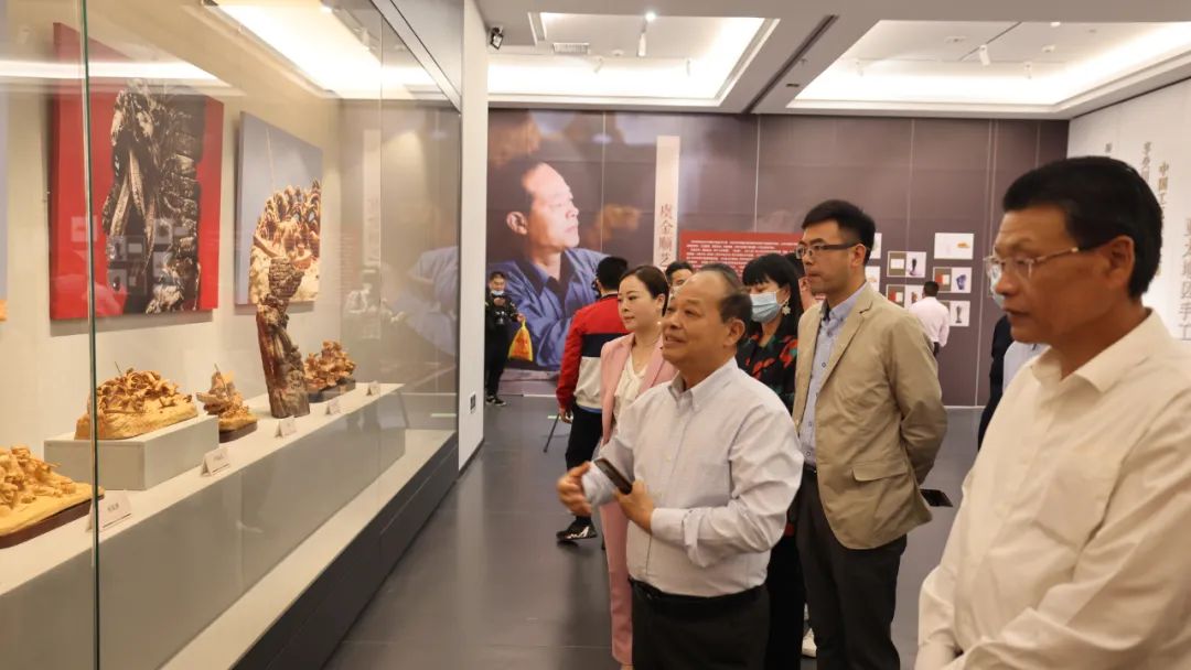 乐清这场“中国梦”木雕展成党史学习教育生动载体，吸引一批又一批参观者
