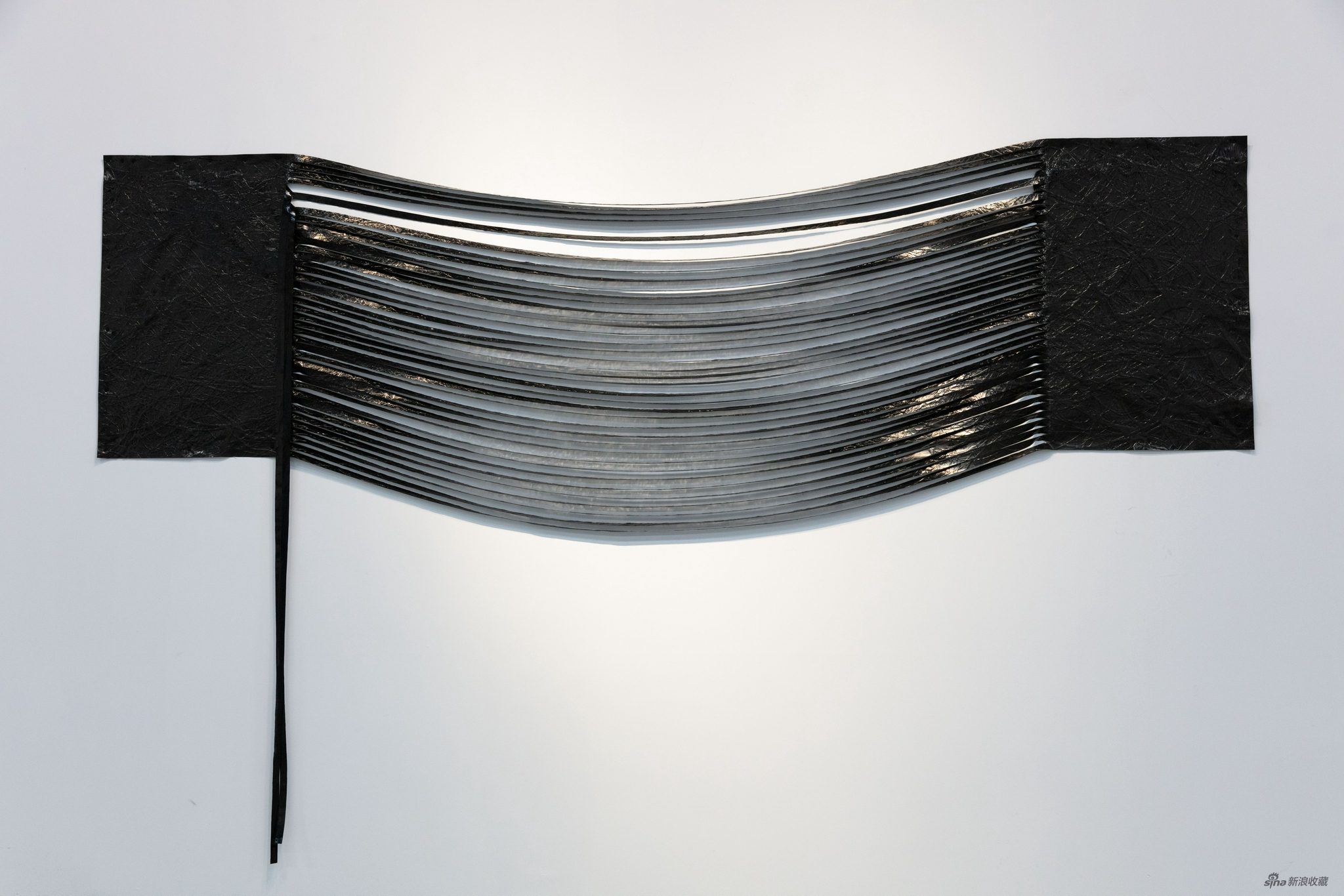 陈锦潮 《垂直的协调》 墨、综合材料、铁钉 300×80cm 2015