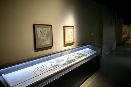 展墙，陈谷长作品、展柜长卷，苏春生作品