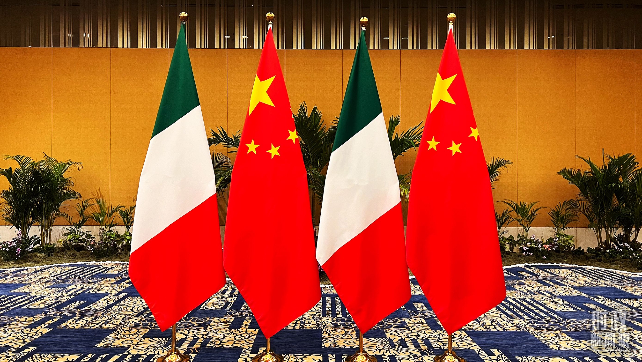 △会见现场的中意两国国旗。（总台央视记者张宇拍摄）