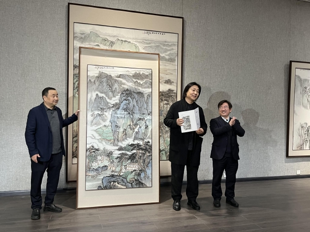 捐赠作品现场-湖南省文联党组成员、副主席、秘书长邓清柯（右）为艺术家石峰（中）颁发捐赠证书，湖南省画院院长石纲（左）接受捐赠
