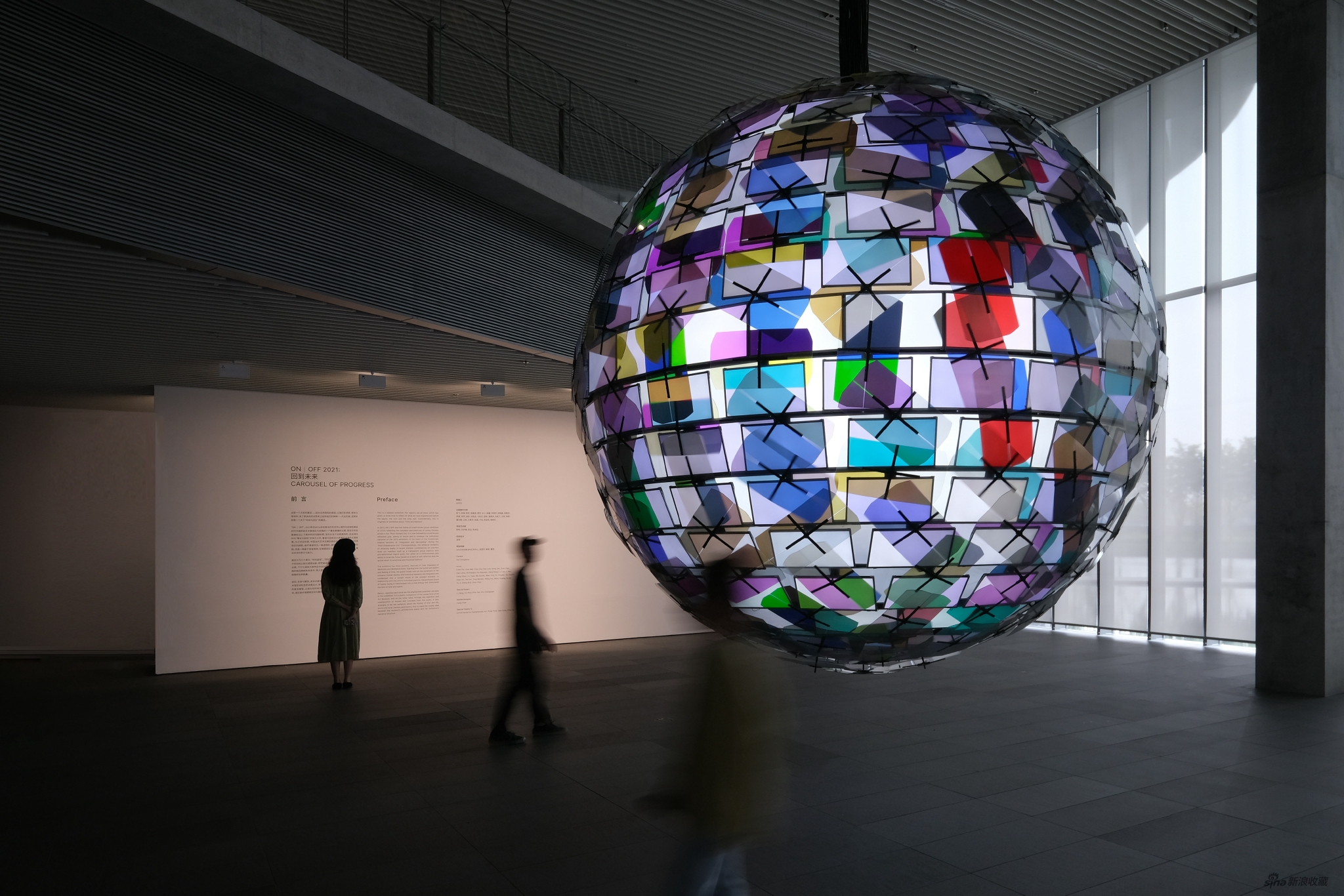 《人造月2》王郁洋 偏光镜片，电机，液晶显示器，电脑，直径400cm 2020，摄影：刘相利 ? 和美术馆