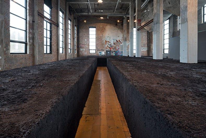 德尔西·莫雷洛斯（Delcy Morelos）的装置作品《地心》，2018