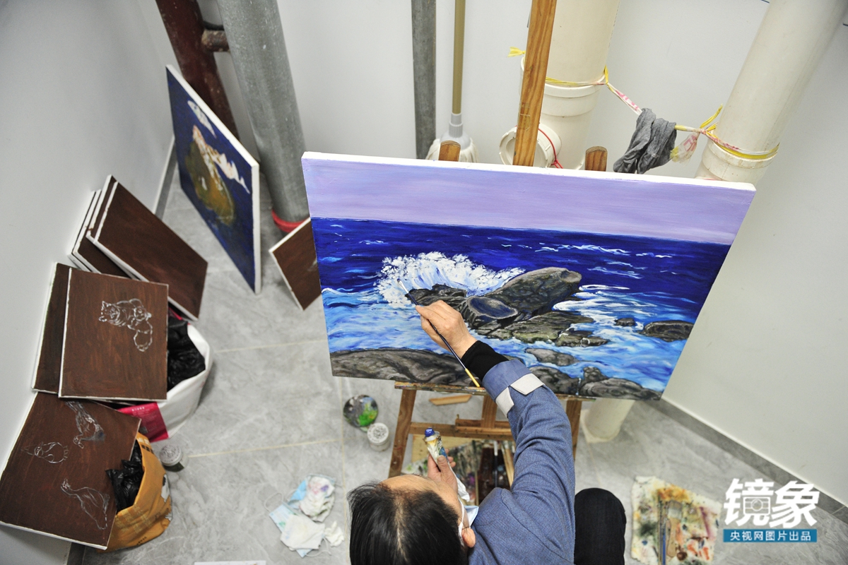 “陋室画家”王柳云的世界：白天做清洁工，夜里临摹世界名画