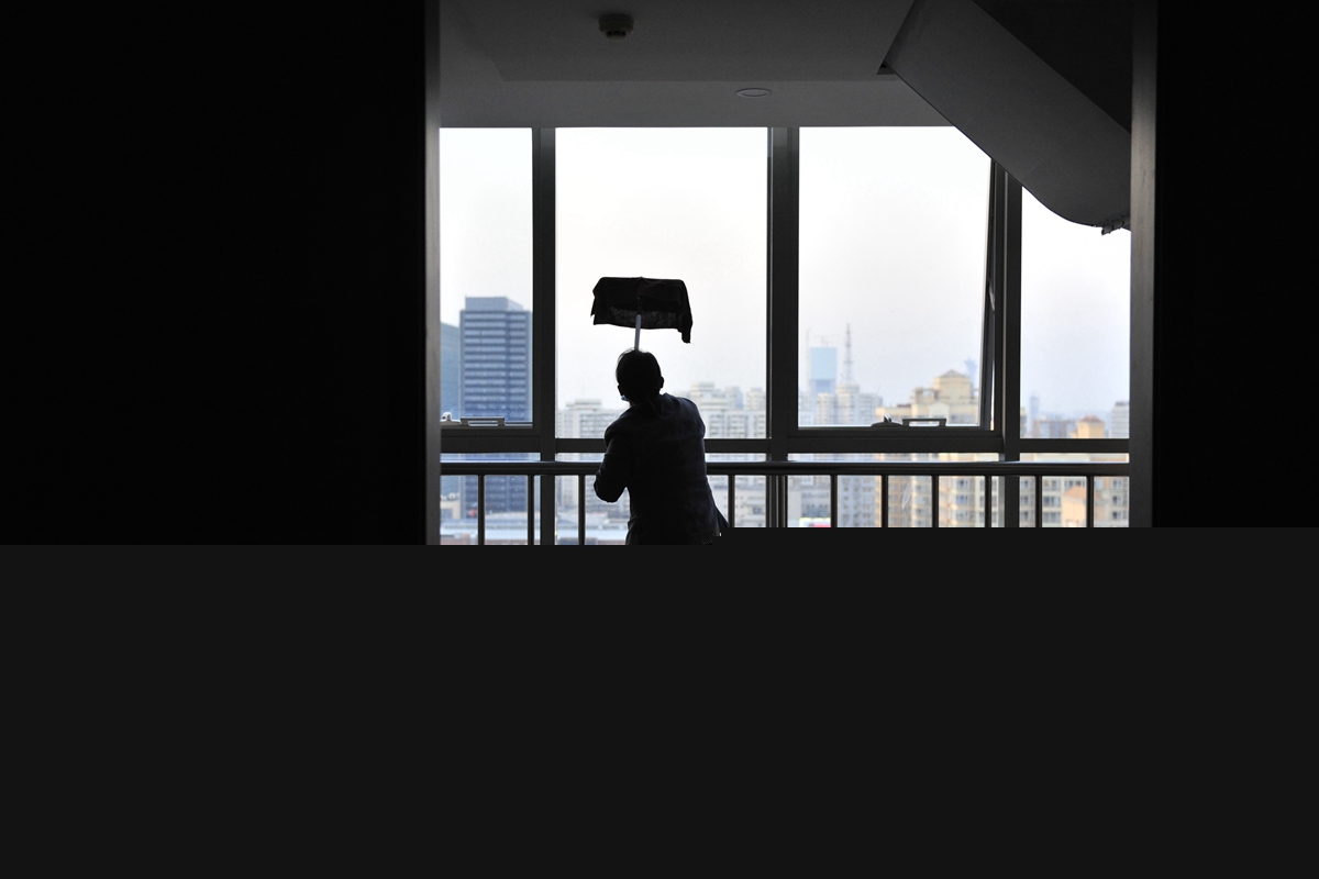 “陋室画家”王柳云的世界：白天做清洁工，夜里临摹世界名画