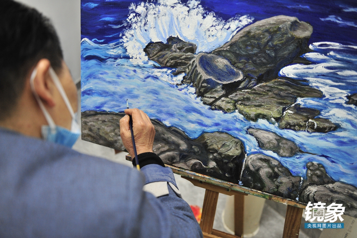 “陋室画家”王柳云的世界：白天做清洁工，夜里临摹世界名画