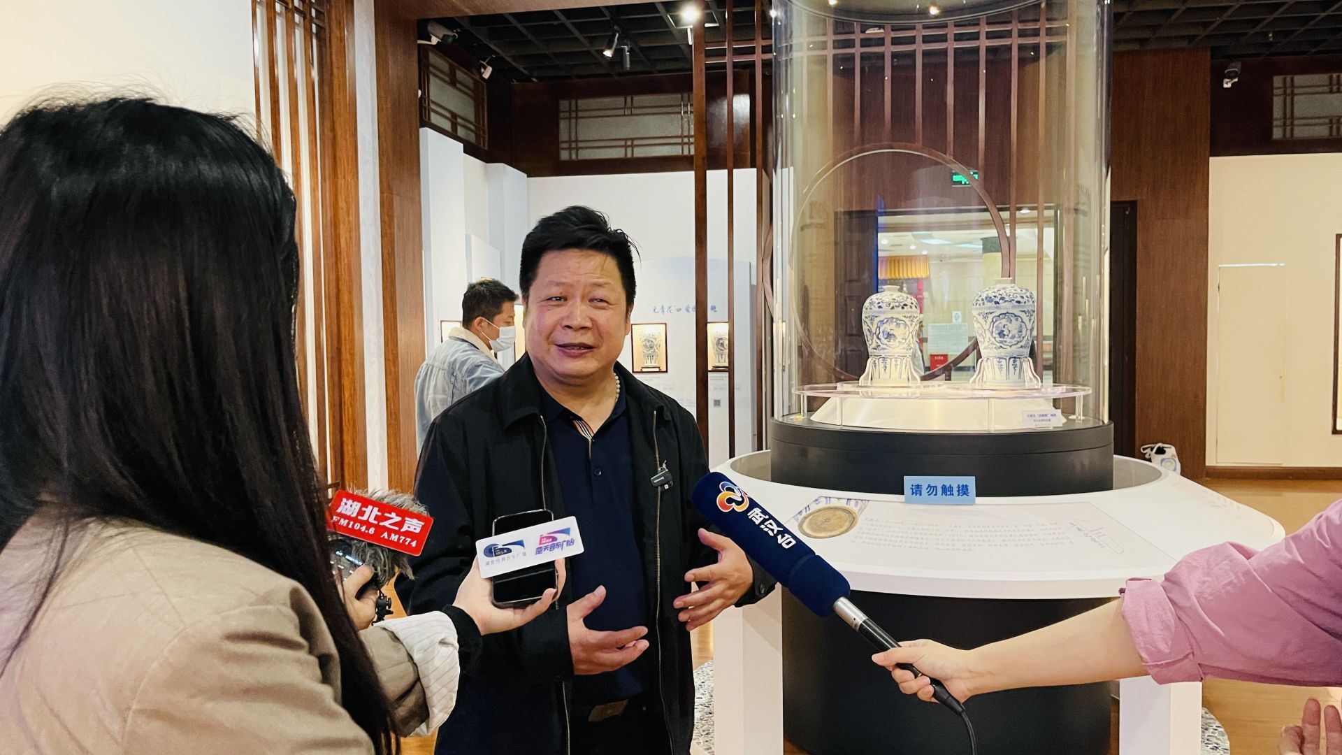 两件国宝“元青花梅瓶”首次聚首，来武博一次“解码”两件国宝级文物