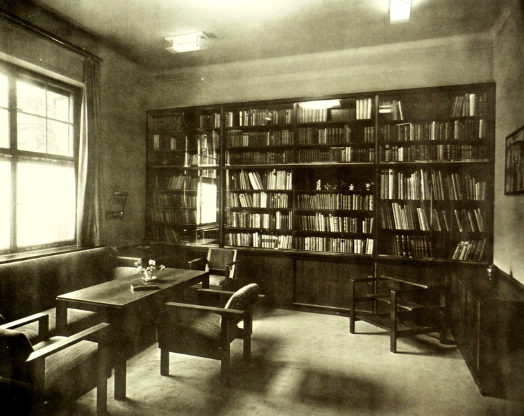 1927年，迪克曼为奥托·班贝格 ( Otto Bamberger )的别墅设计的书房，设计包括了沙发、桌椅、装饰面料、包豪斯灯饰等。其中书架下方的推拉门可以储藏大量艺术品。
