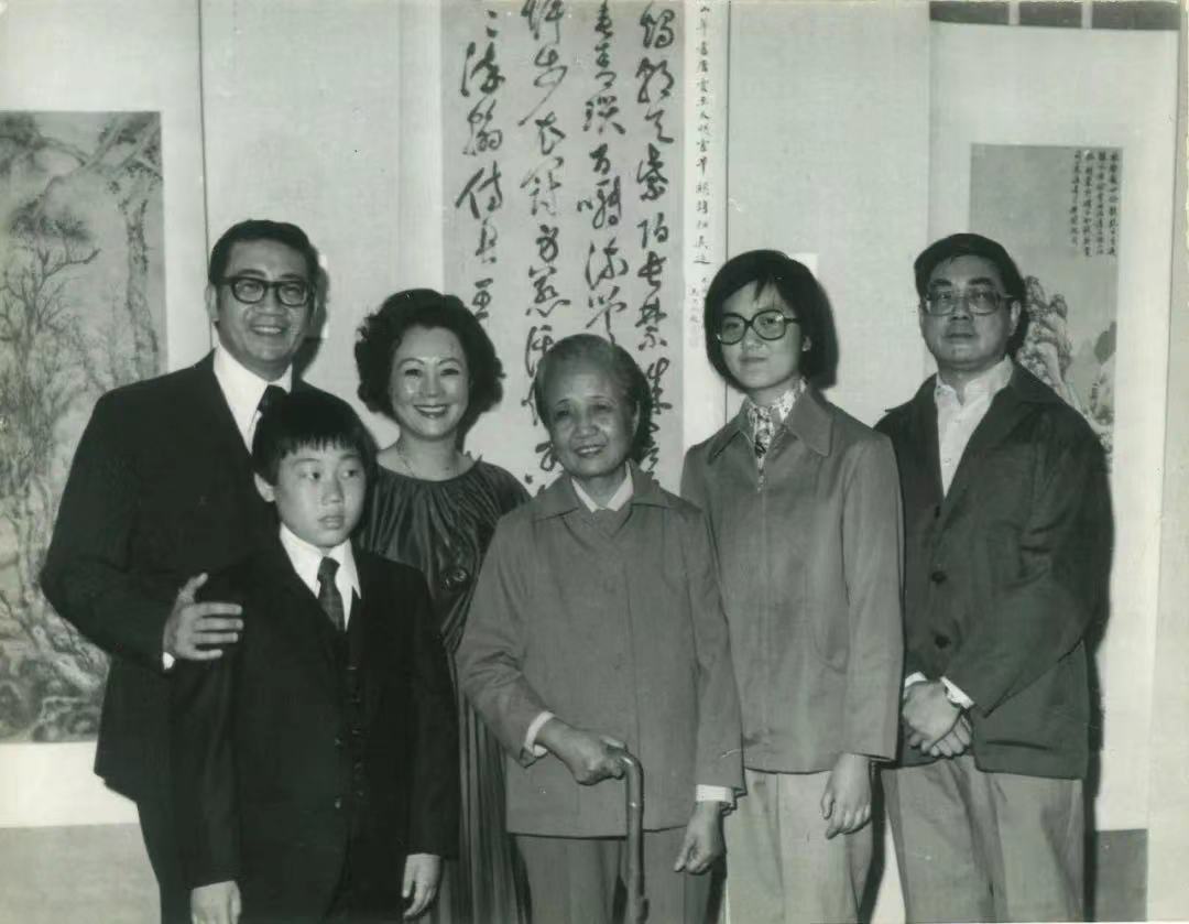 1979年，杨瓞绵、孙如佛与家人摄于上海博物馆书画捐赠仪式