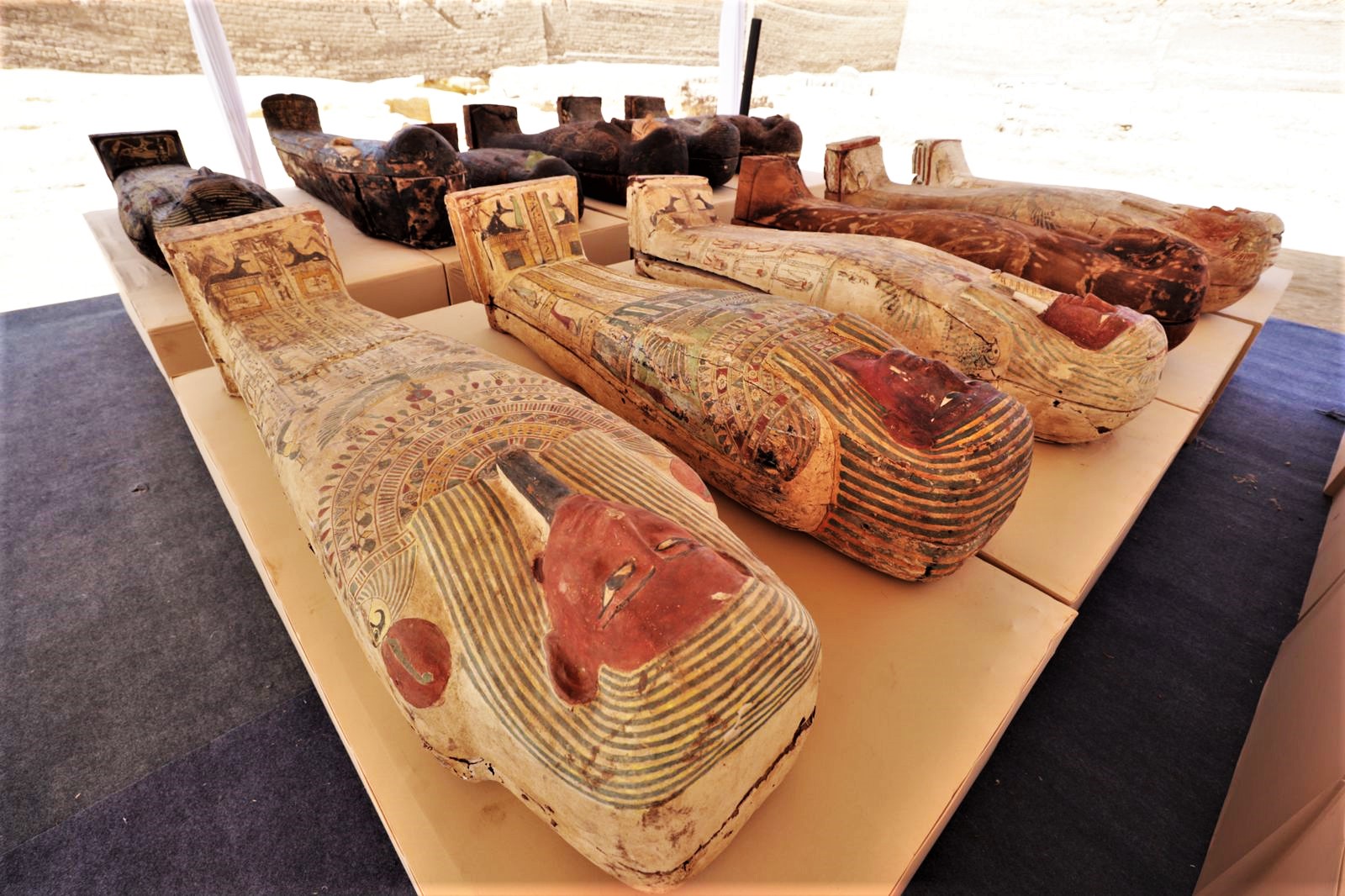 埃及古墓群再有重大发现，出土2500年前完整纸莎草纸