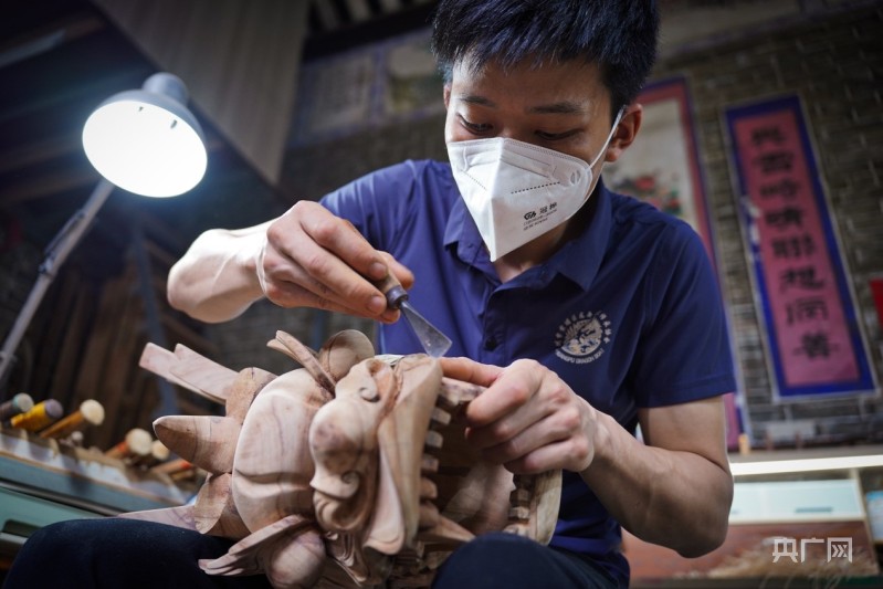为龙舟赋予“灵魂”！见证龙头雕刻师手中的“刀光剑影”