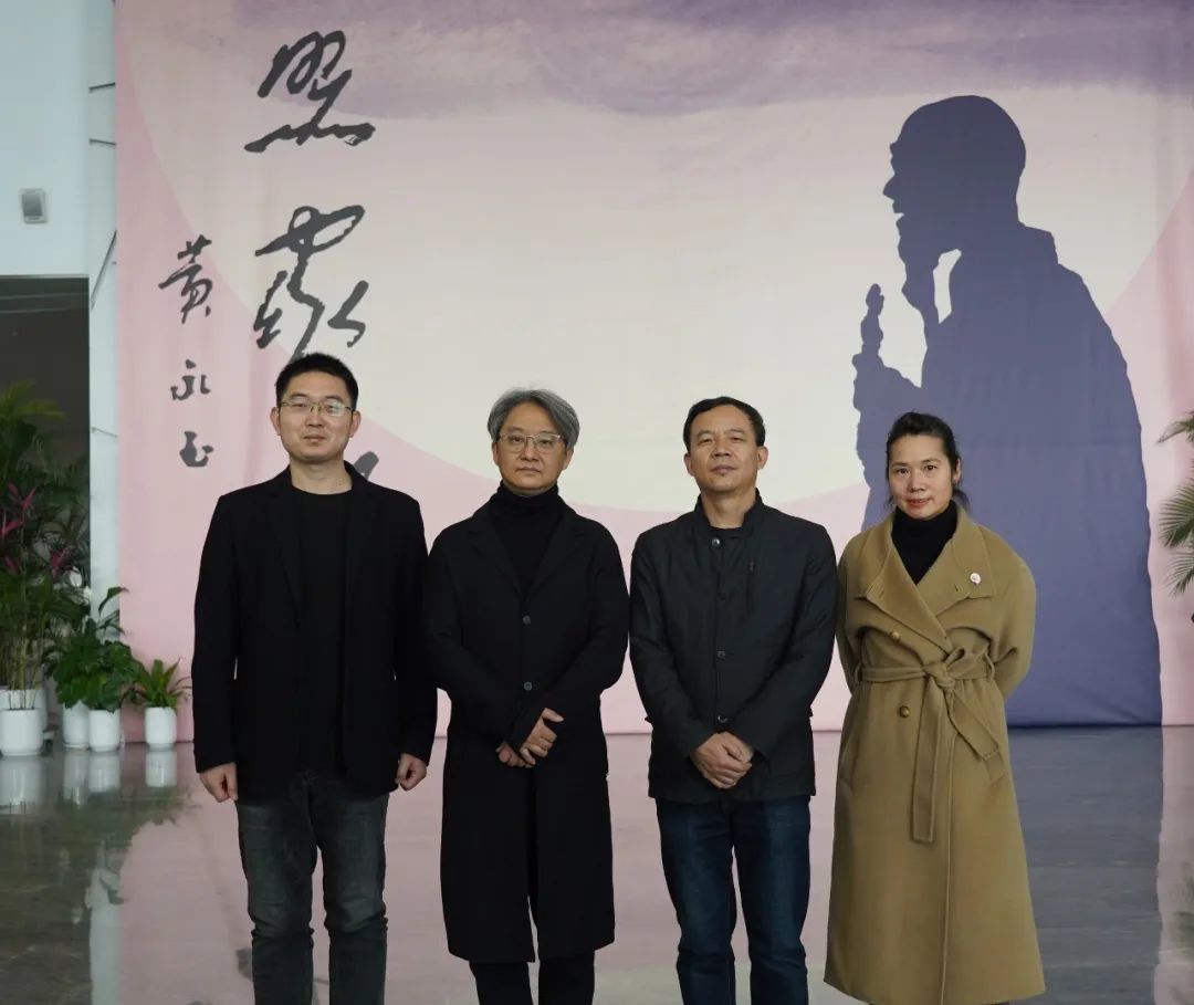 吴洪亮院长与湖南美术馆馆长田绍登（右二）、副馆长周玲子（右一）、副馆长王恩（左一）合影。