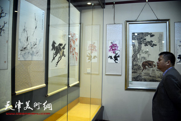 图为金申、方大开师生书画展现场。