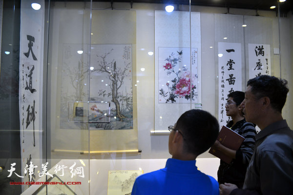图为金申、方大开师生书画展现场。