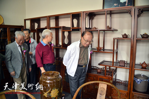 图为罗澍伟、崔庆捷、连毅观赏方大开艺术馆藏品。