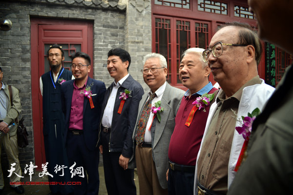 图为朱树江、罗澍伟、崔庆捷、连毅、方大开在活动现场。