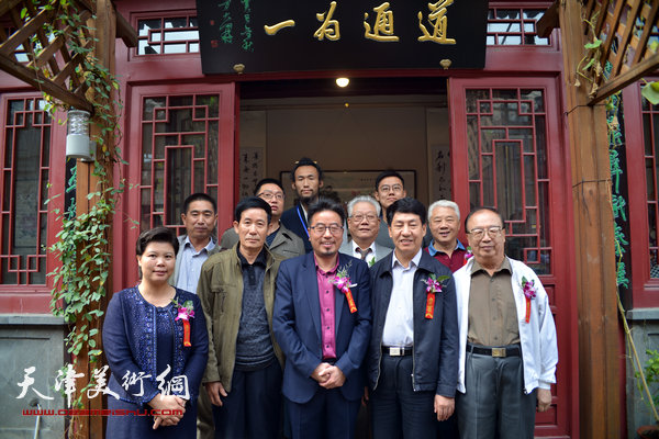 图为西青区委常委、宣传部部长刘红、南开区委常委、宣传部部长朱树江、专家罗澍伟、崔庆捷、连毅、词人书画家方大开等在活动现场。