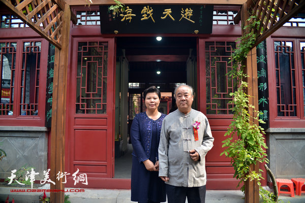 图为刘红、王焕墉在活动现场。