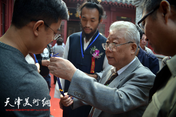 图为专家鉴宝。