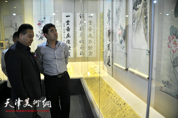 图为金申、方大开师生书画展现场。
