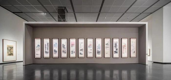 展览现场，齐白石《山水十二条屏》