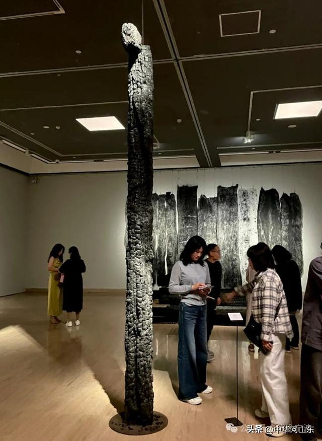 “炭骨——梅法钗个展”在中国美术馆启幕，展期至4月22日