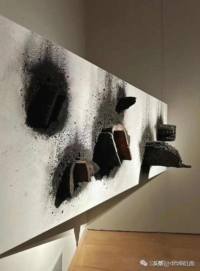 “炭骨——梅法钗个展”在中国美术馆启幕，展期至4月22日