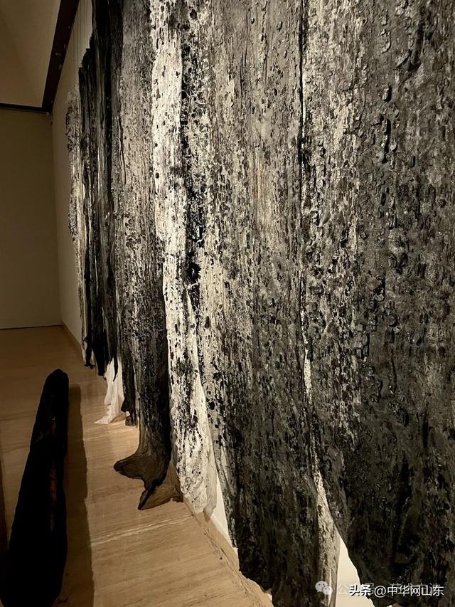 “炭骨——梅法钗个展”在中国美术馆启幕，展期至4月22日