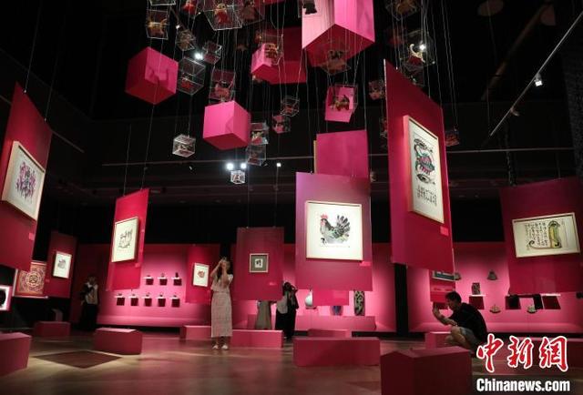 “美的森林——韩美林艺术展”在成都市美术馆启幕
