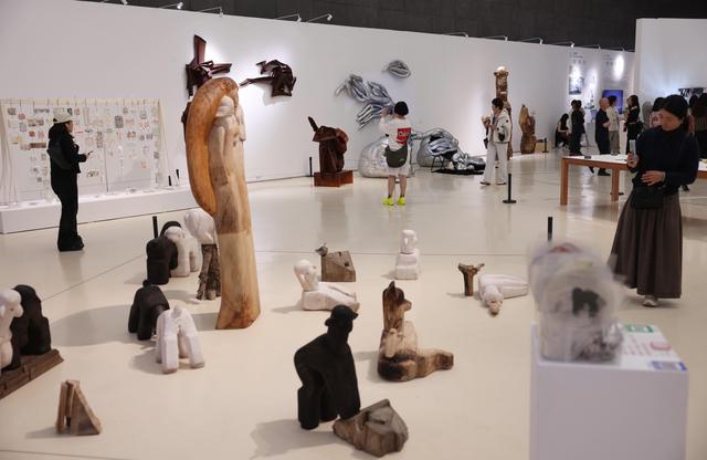 中央美术学院研究生毕业作品展开启，多个作品与人工智能相结合